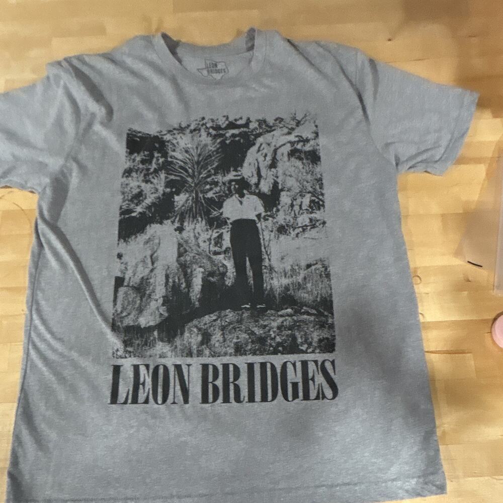 Large gray Leon Bridges graphic t-shirt